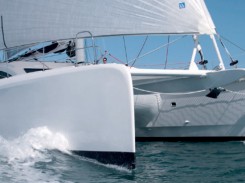 Le catamaran Outremer 5X dessiné par Patrick le Quément et l'agence VPLP, élu Bateau Européen de l'année 2013 et Multi-coque de l'année USA 2014