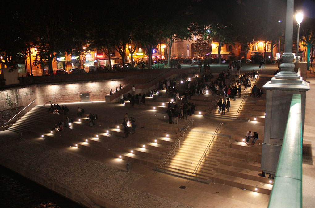 Vue nocturne des gradins de la place Saint-Pierre à Toulouse